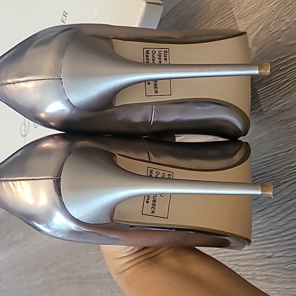Signature by Olivia Miller silver heels5+. Size 7.5. Perfect for the Holidays. - Picture 10 of 14